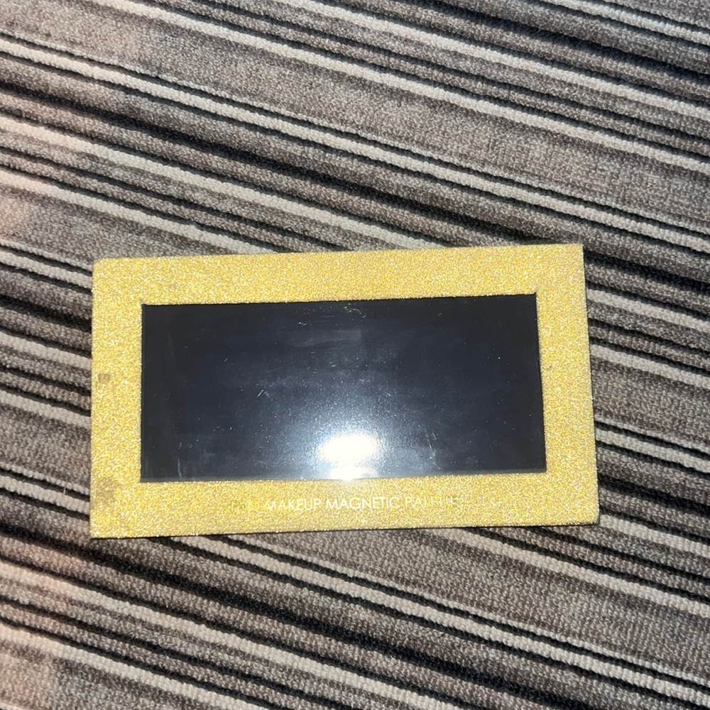Magnetic eyeshadow palette, (does not come with eyeshadow). Never used